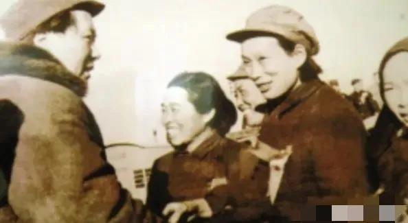 1949 年 3 月 25 日，北平西苑机场，毛泽东与各界代表一一握手，忽然，他