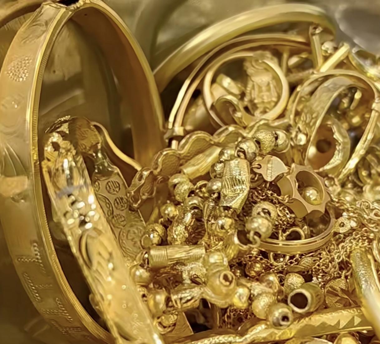 “原来我弄丢了最爱我的人”
女子创业失败，
想把前夫送的银手镯卖掉，结果却被商家