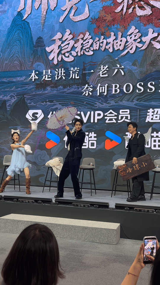 敖瑞鹏艾米于毅三人忙成啥了 敖瑞鹏现场还原长寿师兄的帅气小连招，阿乐都要被迷倒啦