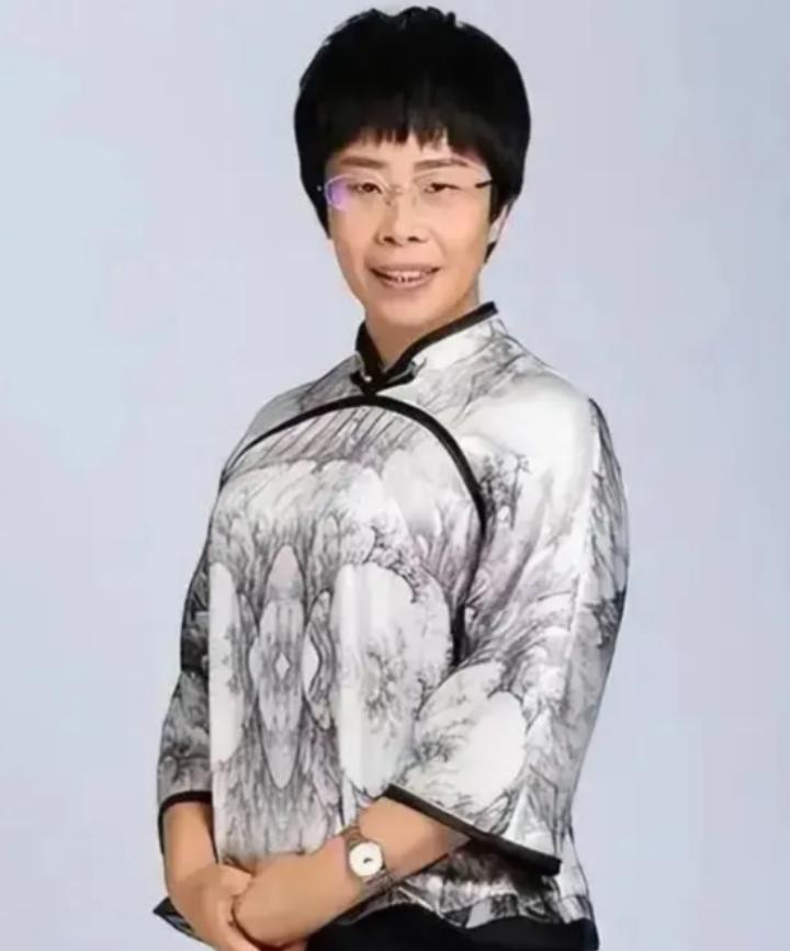 1975年1月出生，如今已经整50岁，北大才女蒙曼的征婚条件可把全网惊到了，她父