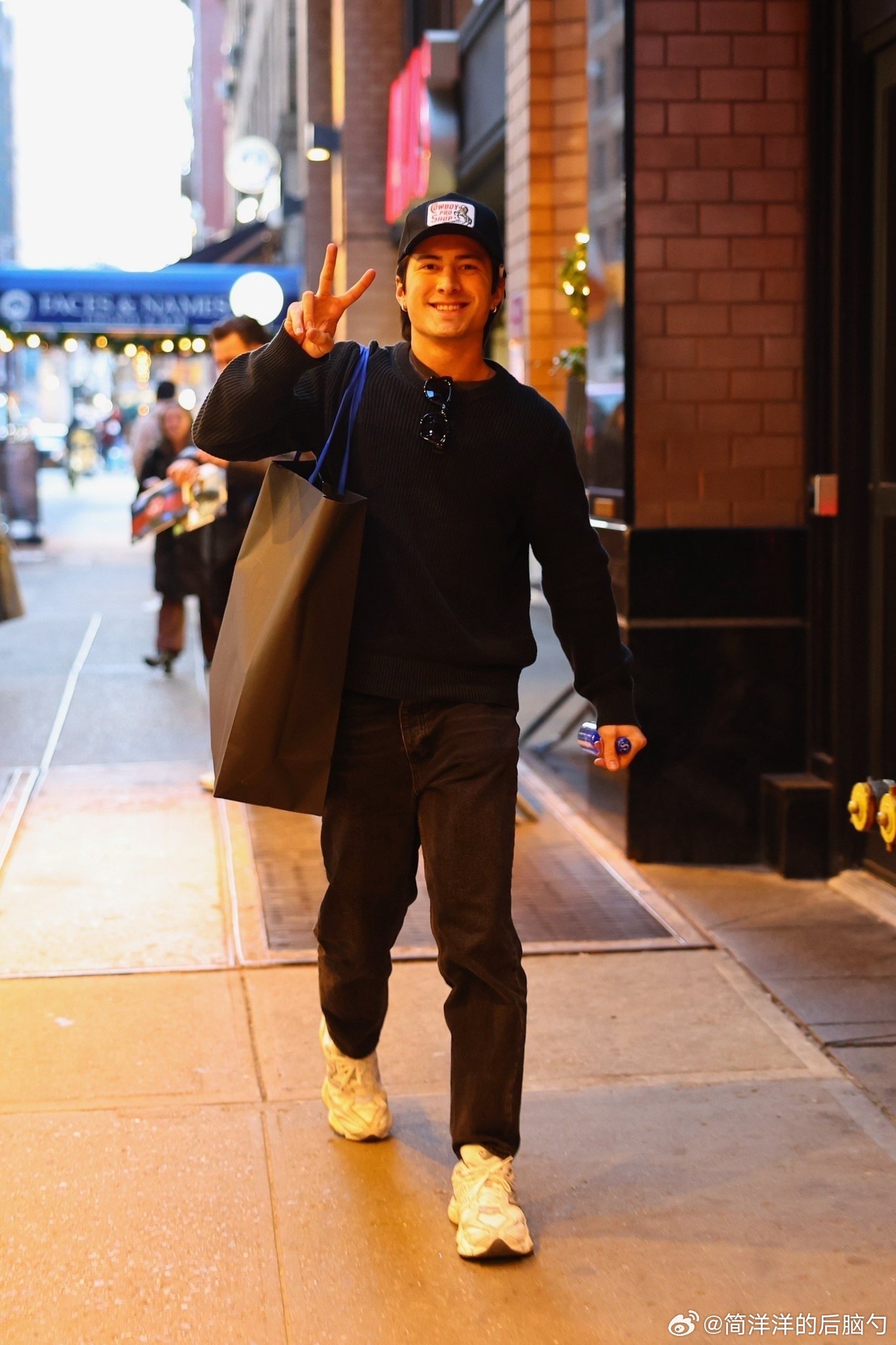 《巅峰对决》男主Hudson在纽约逛街近照，有很多小动作 ✌️跨年电影愿