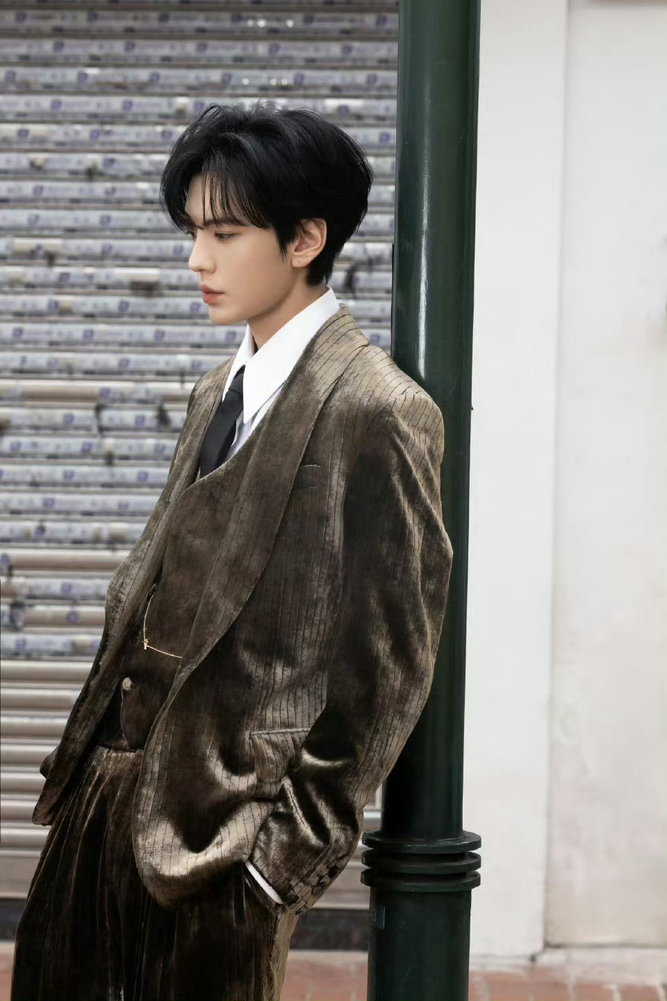 毕雯珺帅得我有心事了请毕雯珺把大衣焊在身上，卡其色大衣在海边真的很有韩剧男主那味