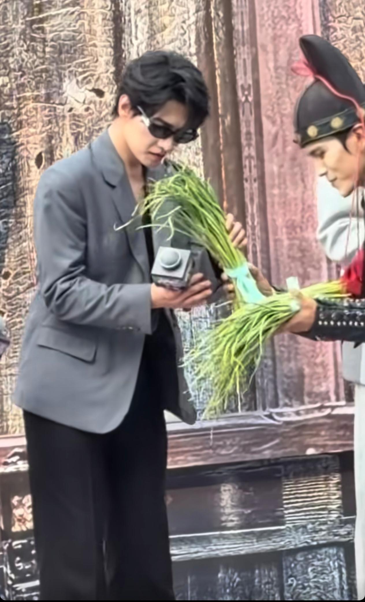 5月14号杨洋到河南开封参加活动，直接收获一捆系丝带的蒜苔伴手礼，也太接地气了！