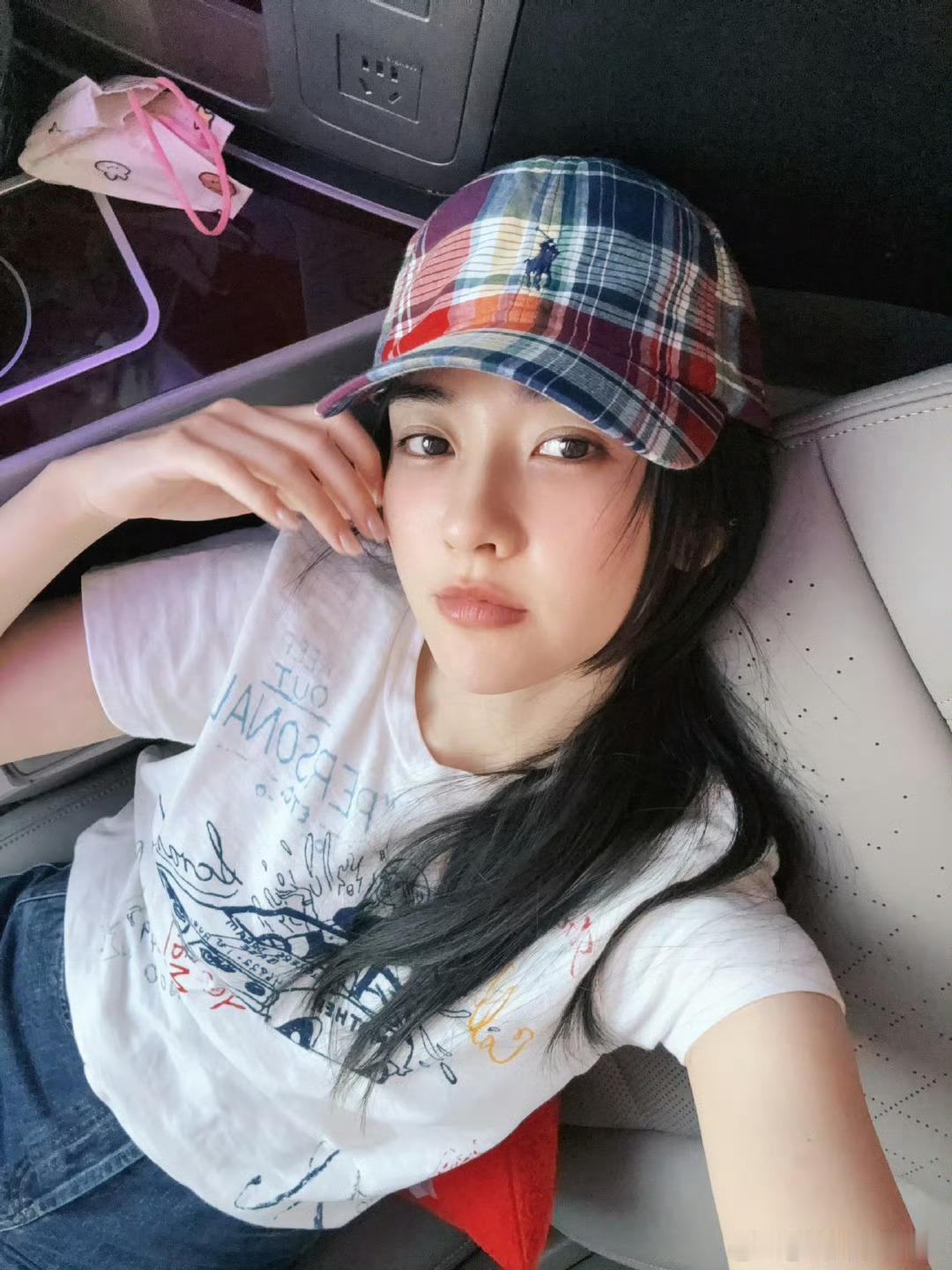 梁洁三连拍 脸好小啊 梁洁little[超话] ​​​