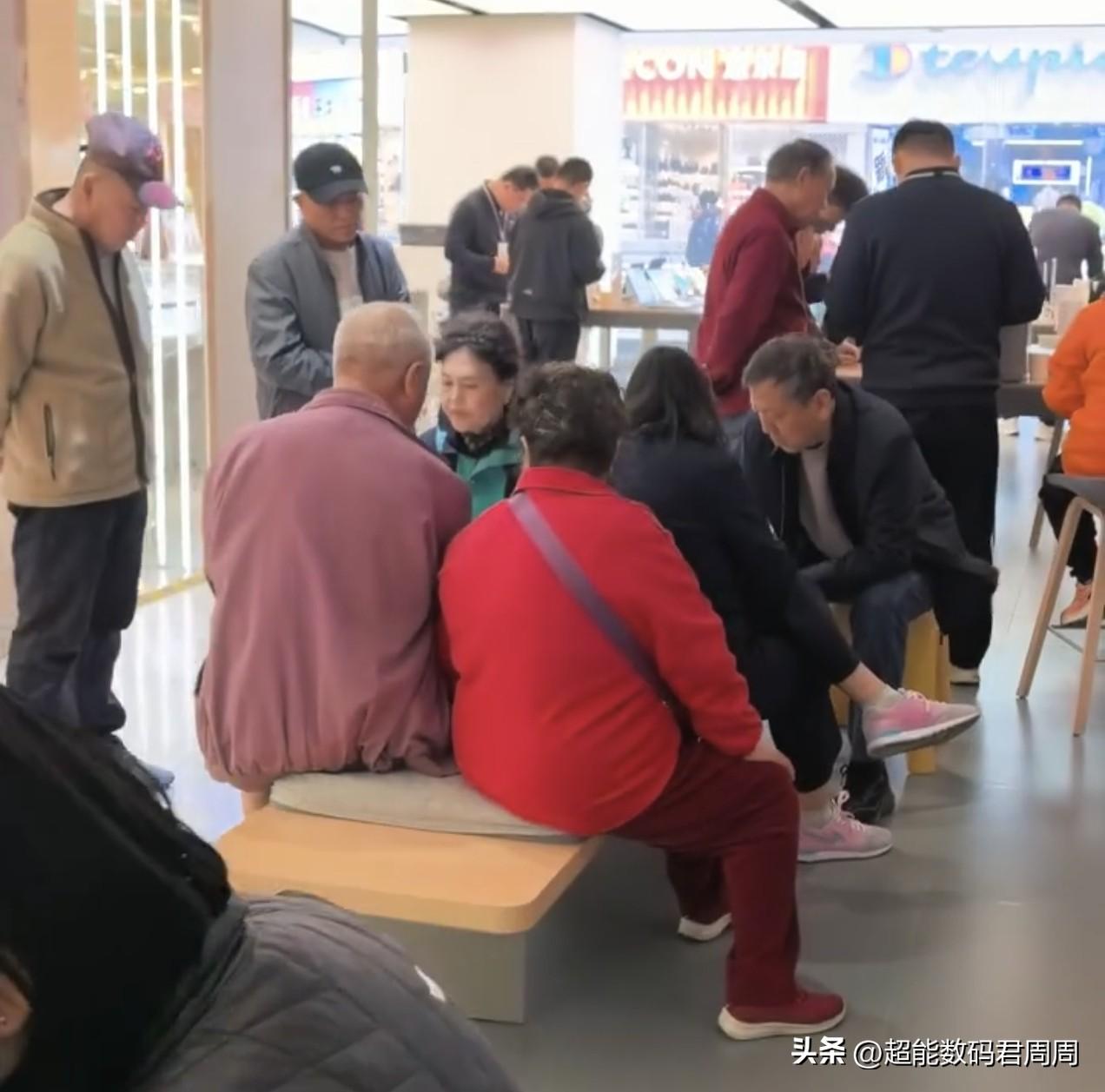 好家伙今天的华为线下店来了很多很多的大爷大妈，我在成都的朋友（华为线下门店经理）