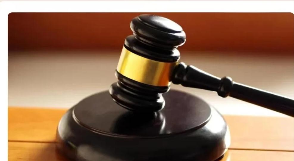 玩笑不能随便开！吉林省公主岭，女子在工位上加班，同事路过敲了一下她旁边的窗户，却