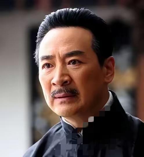 71岁寇振海和18岁儿子的“沉默父子情”，戳中了高龄生育最痛的真相——年龄差从来