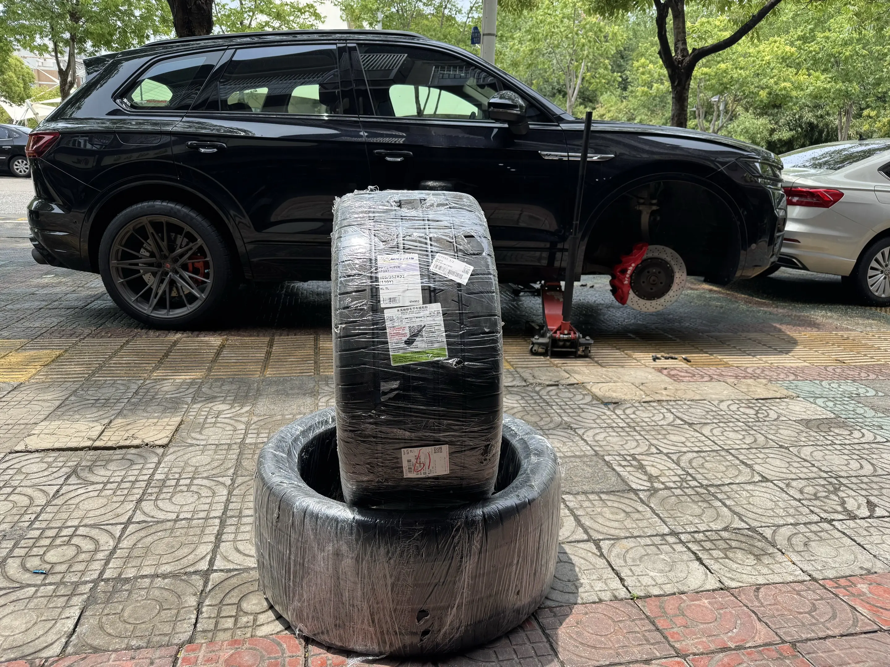 8千的工资买不起四条胎啊。