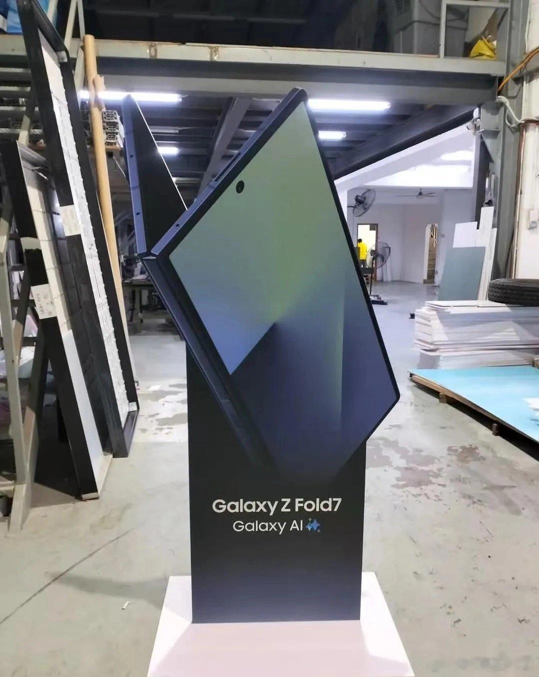 三星Galaxy Z Fold7的宣传物料也曝光了，看来这次也要走轻薄路线，思路
