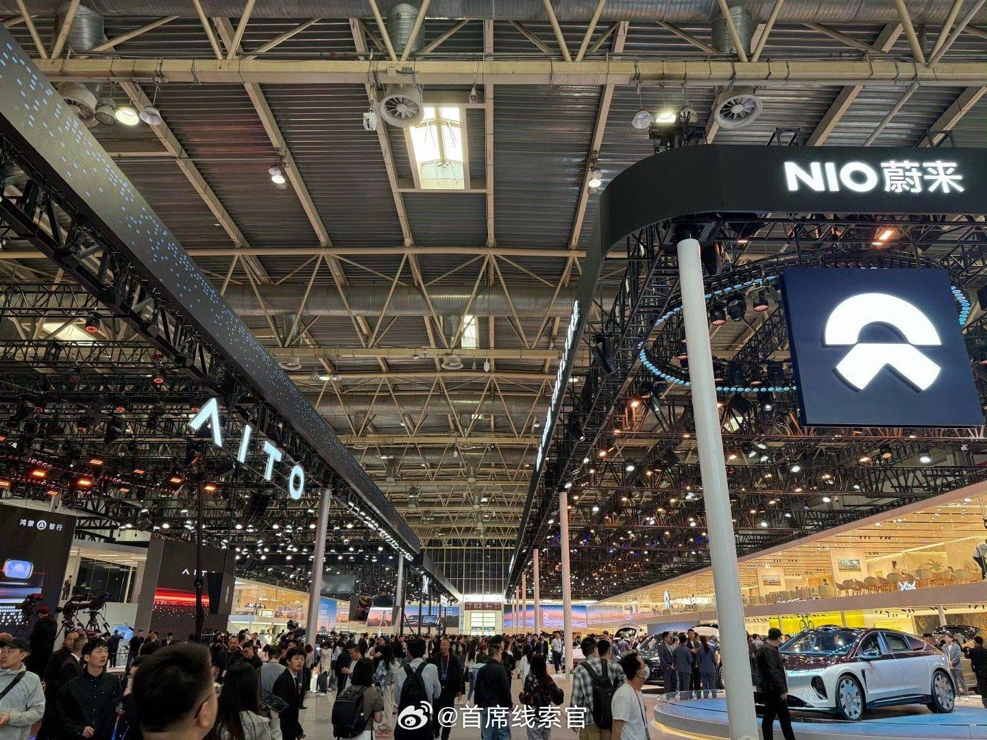 这个馆人山人海，但好消息是问界、小鹏、蔚来全在这一个馆！2026北京车展308_