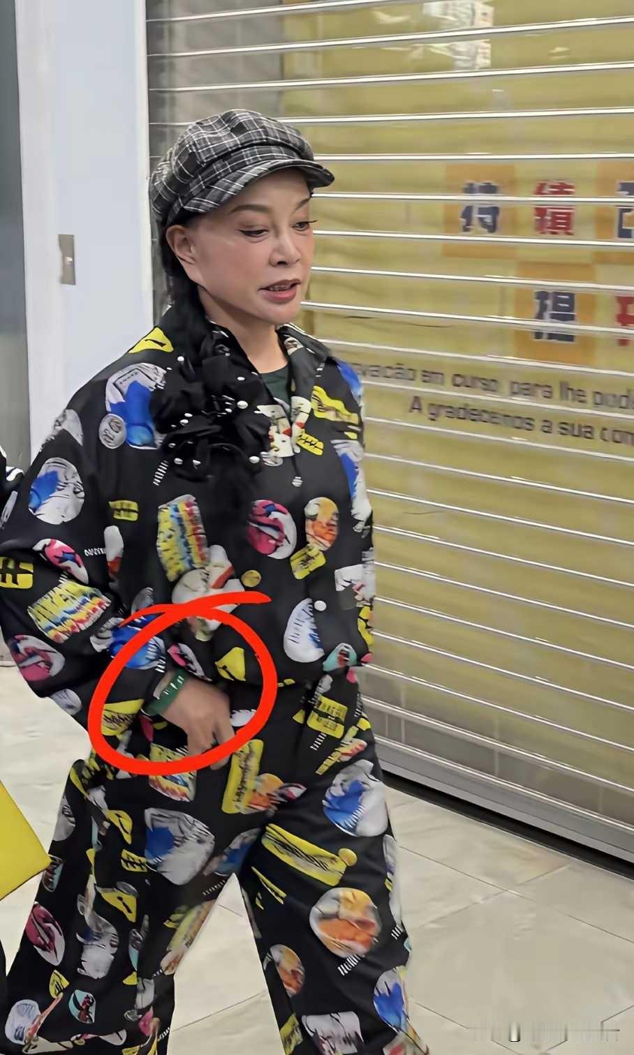 刘晓庆真的藏不住老气，虽然拉皮了，身材不错，但是总是穿花花绿绿，一看就是老年人的