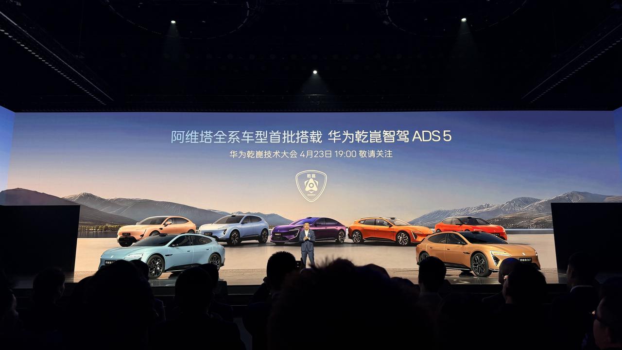 阿维塔06T这次直接把华为乾崑LOGO印在了B柱上，并且今天发布会上官方还官宣它