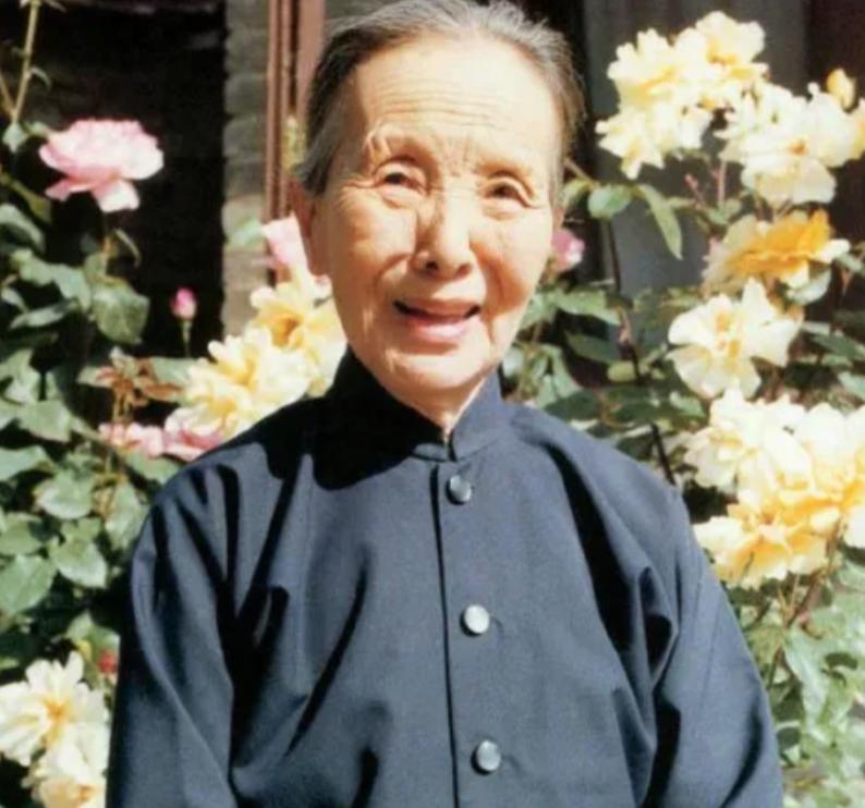 1997年，冰心长子趁妻子出国，将比自己小40岁的女人带回家过夜，后来他为了分割