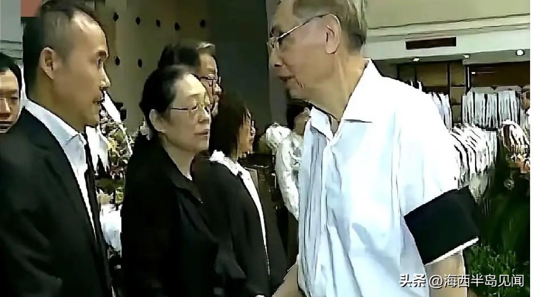 当年王石陪同前妻王江穗出席岳父葬礼，场面庄重。但鲜为人知的是，那时他早已与田朴珺