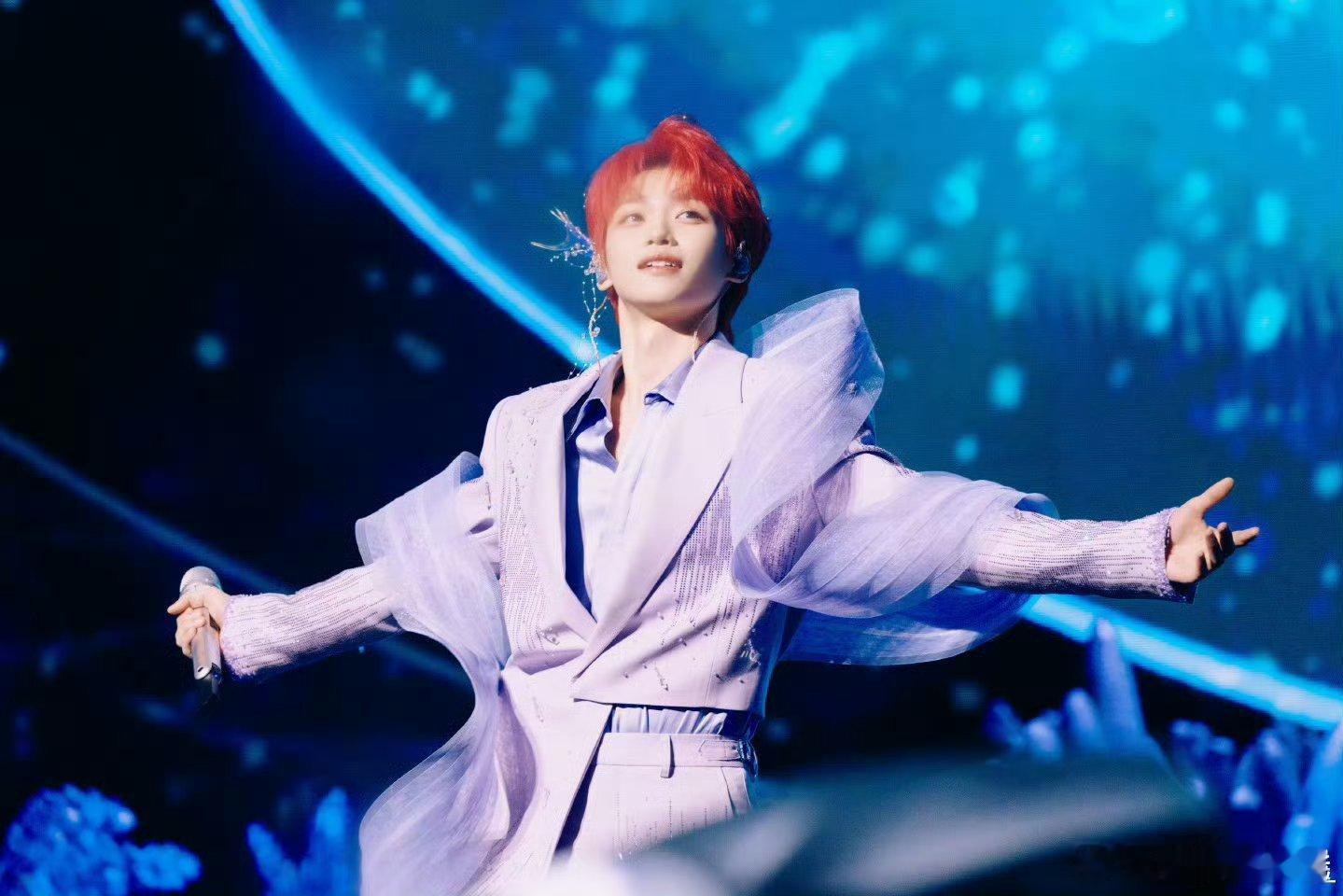 梓渝武汉演唱会顺利结束，来看站姐拍的封神红发图