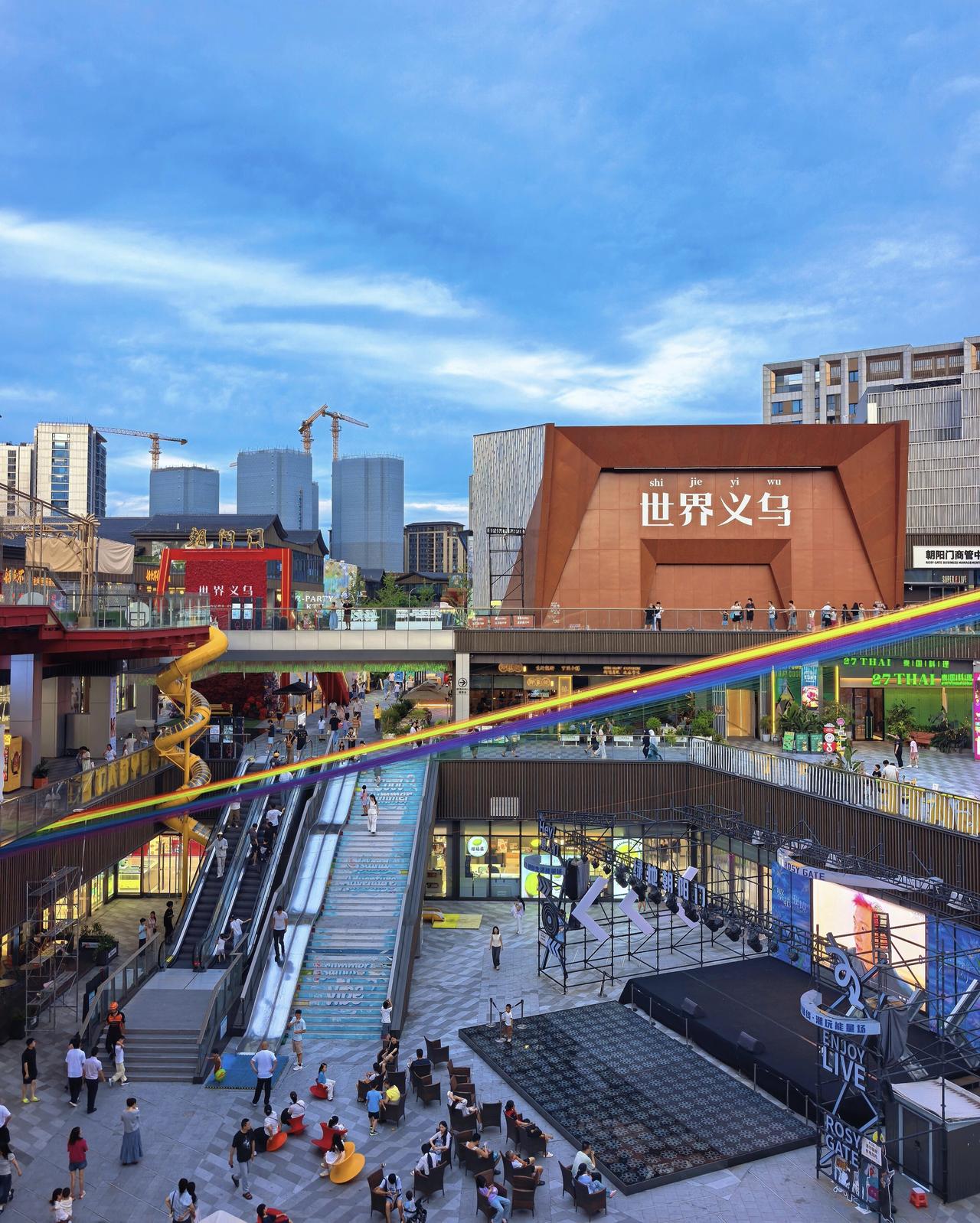 提到义乌，多数人的第一印象只有“世界小商品超市”。但真正来过这座城才明白，它被标