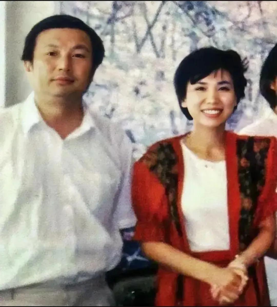 80年代，任正非和妻子孟军，留下的一张合影留存至今，在照片中，任正非穿着一件洁白