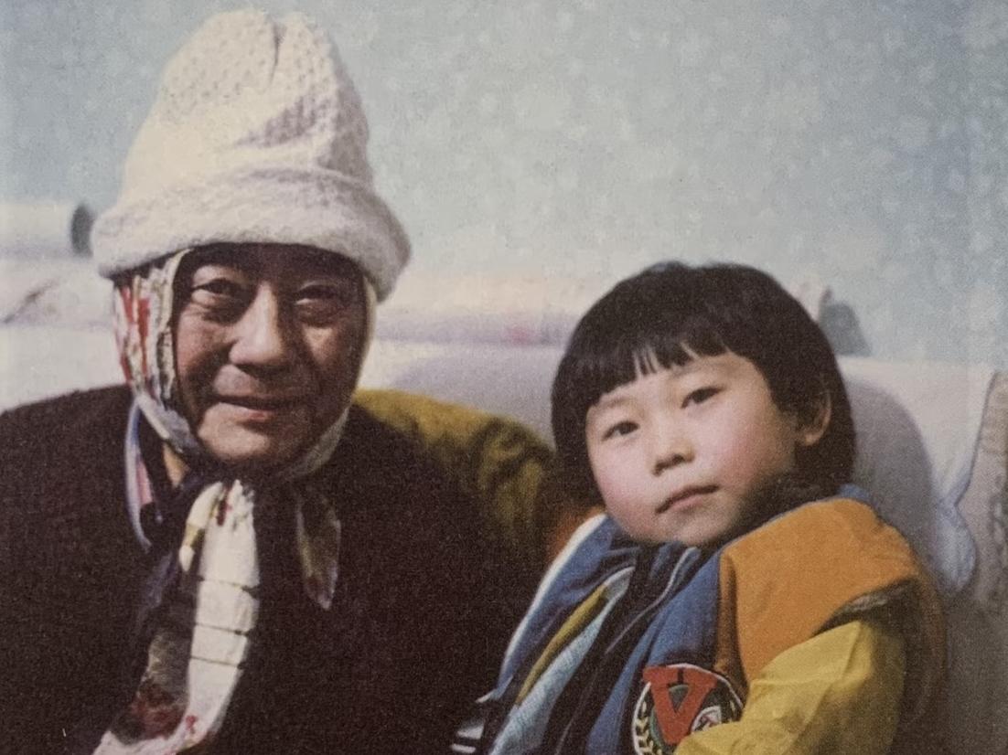 汪曾祺和孙女的合影，这一张照片拍摄于1987年，地点在北京汪曾祺的家中，老者是作