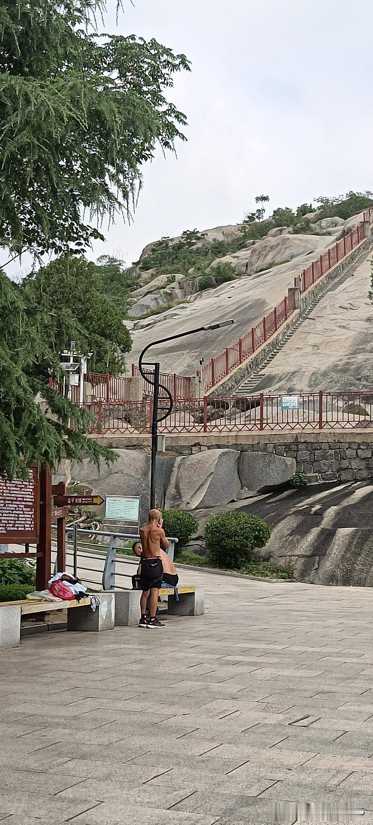 公园里有一个男人，又黑又瘦又小，但从他的脸上看不出他的年龄，不知道他多大岁数。