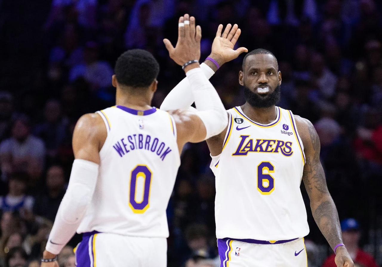 威少退役！詹姆斯评论被指虚伪！
NBA球星威斯布鲁克突然发布社交媒体，正式宣布退