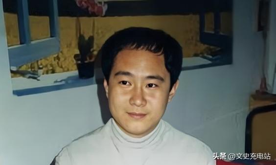 1983年，北京一名18岁少年，因抢了路人1顶帽子被判流氓罪，并处以死缓，他积极