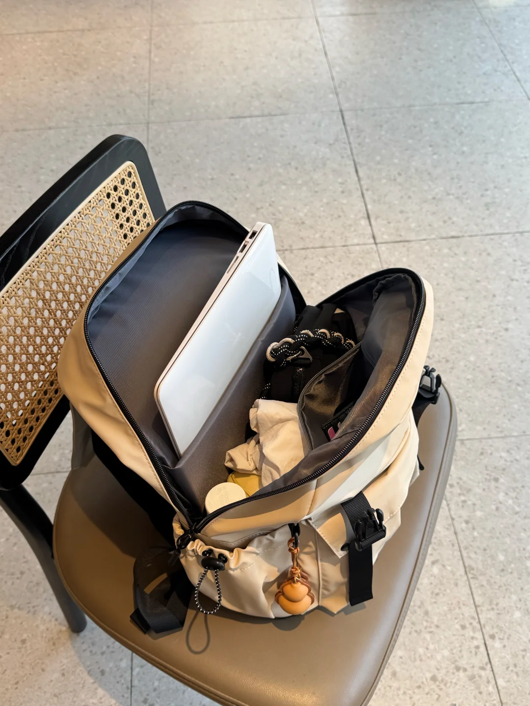 小口袋超级多…敲适合旅行的轻便背包🎒