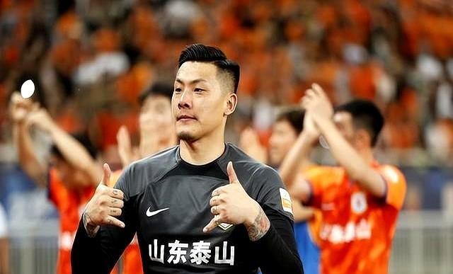 王大雷跳个舞，热搜就炸了。
队友夸句“卡哇伊”，自媒体直接编出转会大戏。
合同到