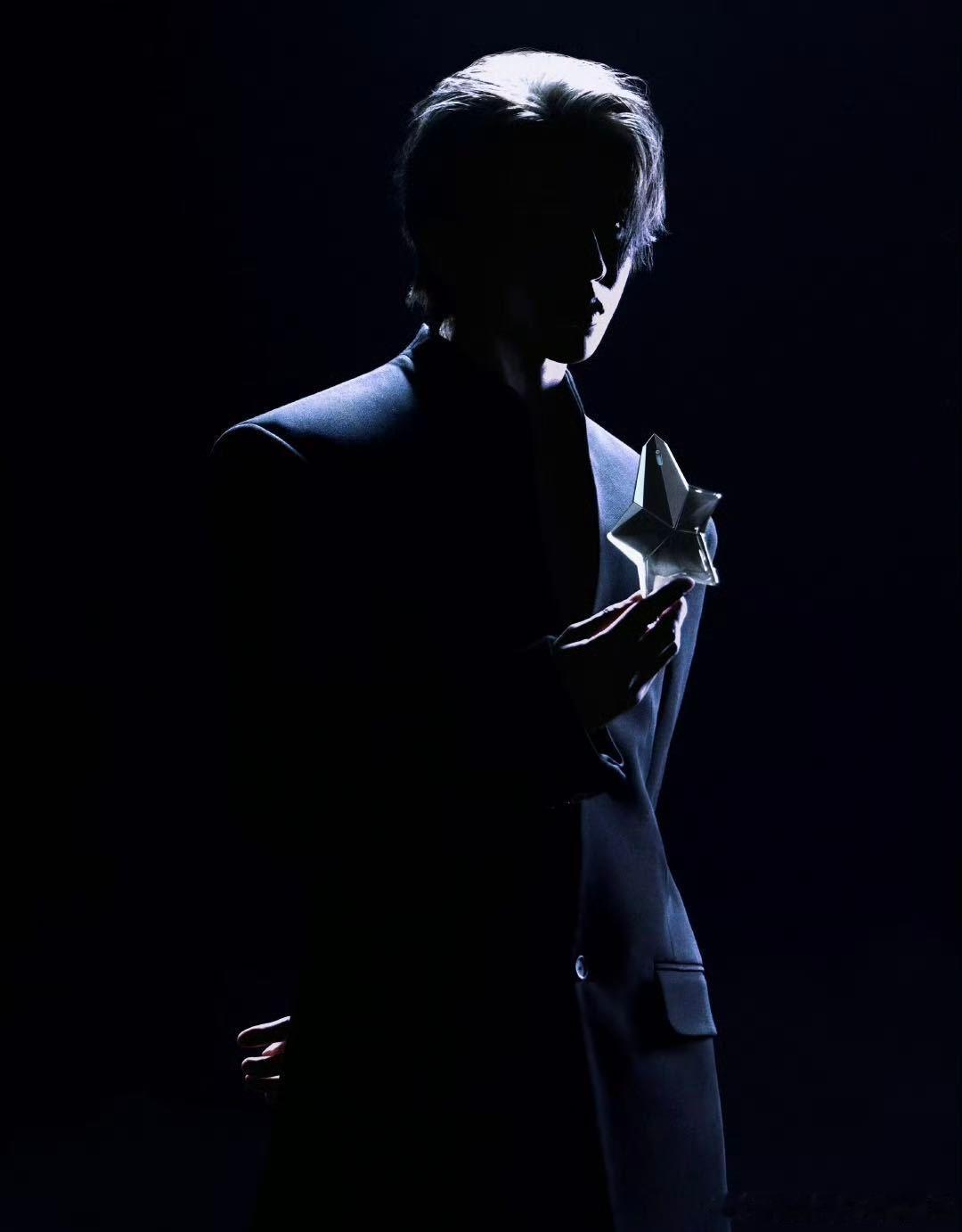 Mugler蔡徐坤  神仙合作又来了～蔡徐坤新代言天使异星暗夜穿梭香氛，妥妥的氛