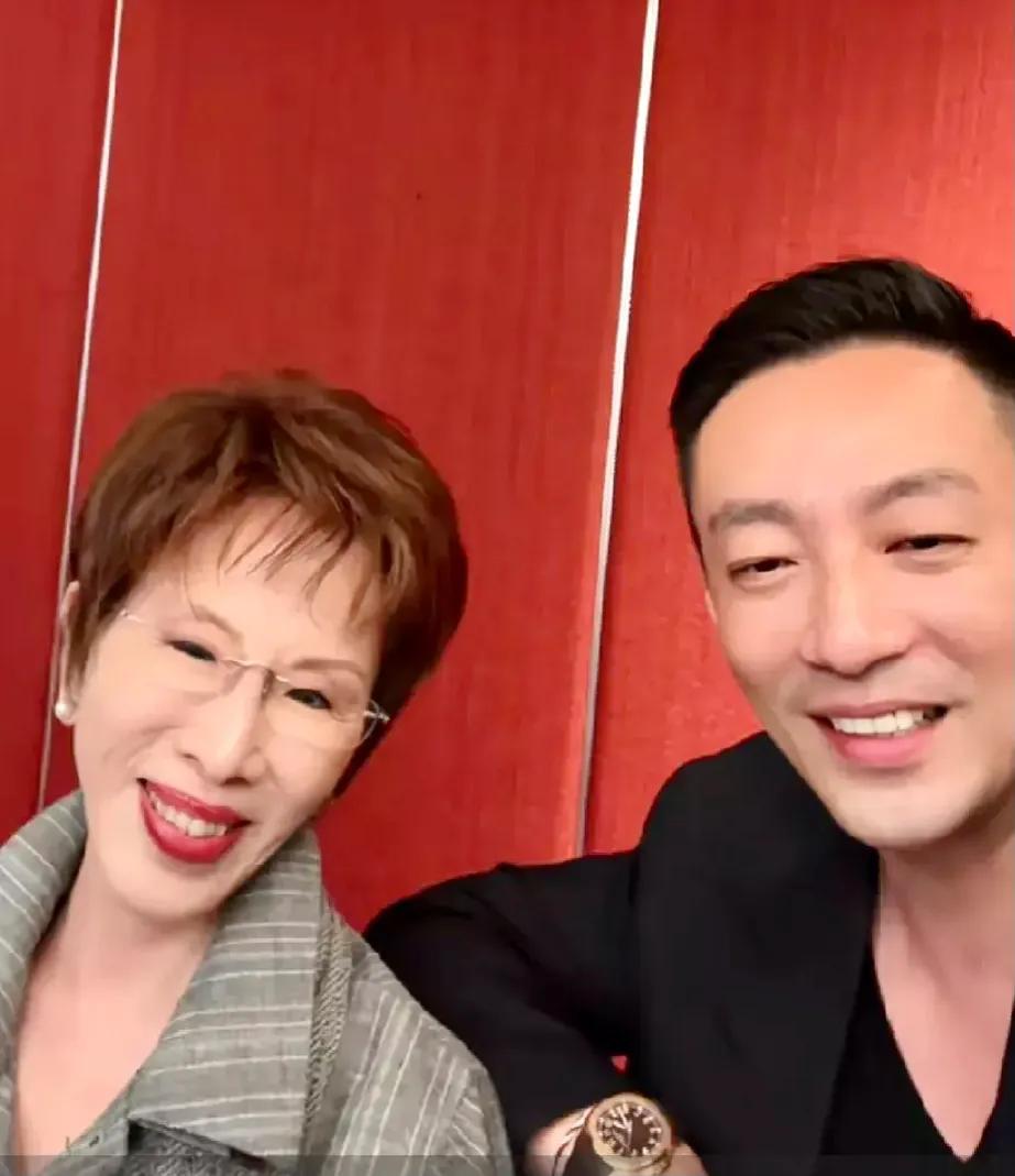 汪小菲炸锅了！
元宵节汪小菲带新媳妇小梅去见干妈洪秀柱了，吃饭时洪姐认可小梅就是