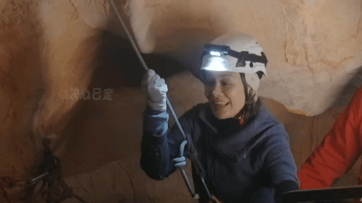 内娱均龄63岁影后团挑战高空速降 谁说高龄不能冒险？影后团用高空速降打破偏见！刘