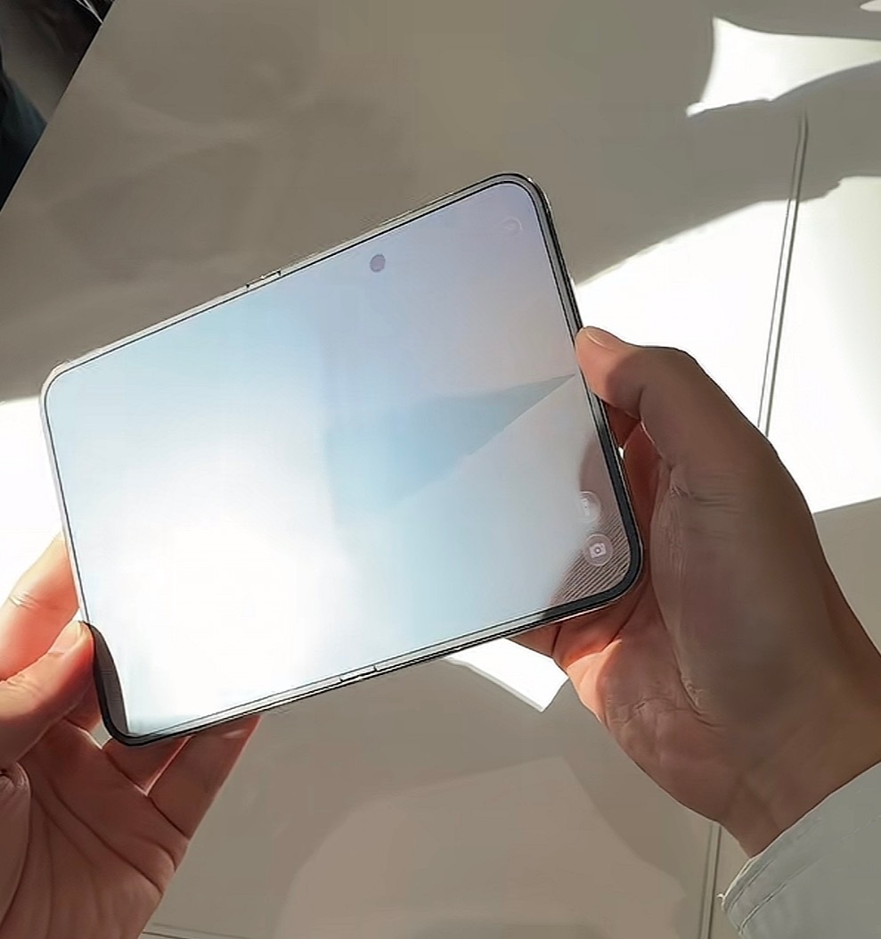 iPhoneDuo 屏下摄像头折痕控制的有点吊，完全没有割裂感，而且转轴处支架它