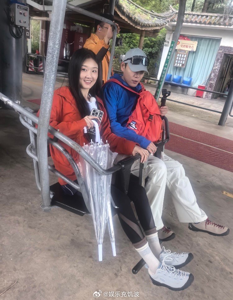 芒果新综又给我嗑美了一边嗑糖一边反思自己的感情，这档综艺简直就是现实版爱情宝典爱