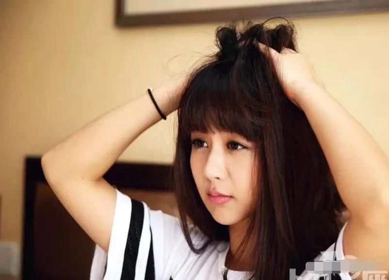 杨紫大学时期拍的杂志，那时候奶呼呼的模样好可爱，不愧是童星出身，天生就有镜头感。