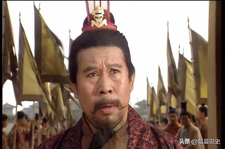 207年，张绣自杀身亡。曹操训斥曹丕说：“张绣是一员猛将，既然已经投降了，你又何