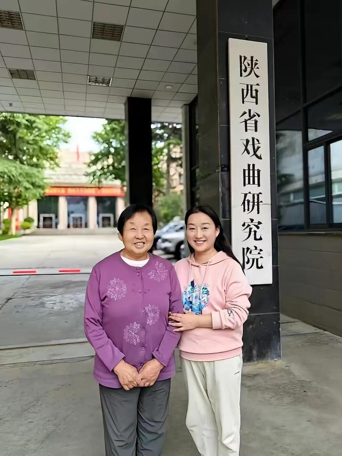 上世纪九十年代，一位母亲和女儿在陕西戏曲研究院大门前的一张合影。

当时女儿在该