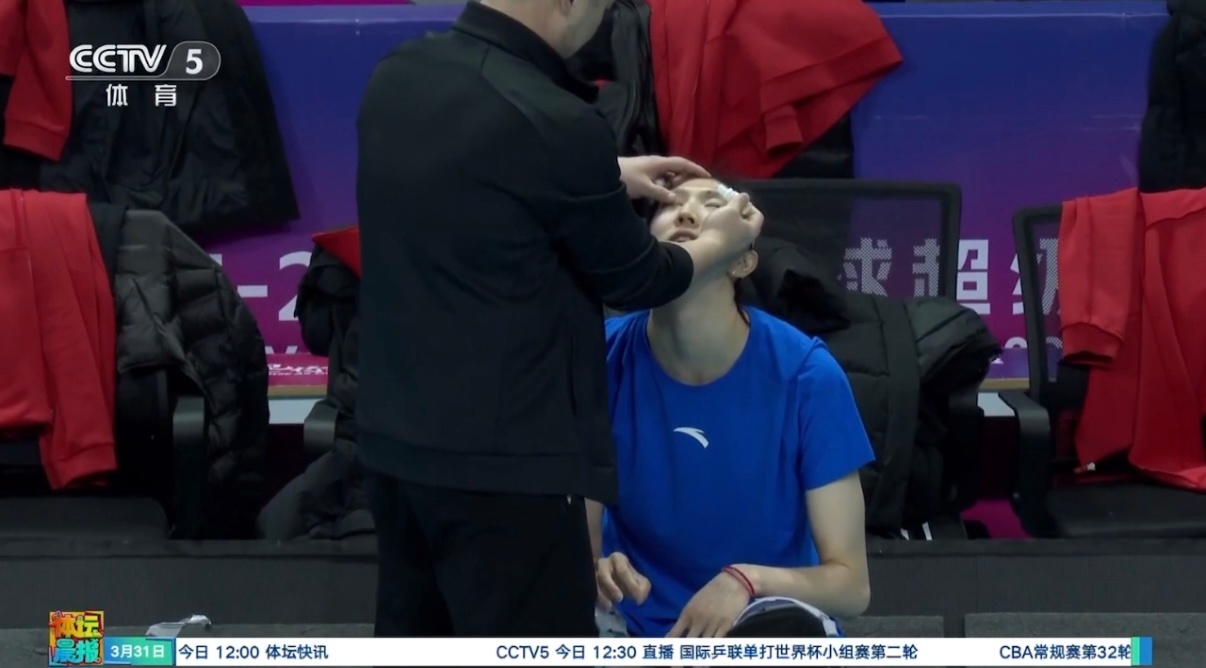 杨岭透露吴梦洁在训练的拦网当中不慎被球击中眼睛👀，不过应该没大碍！2025-2