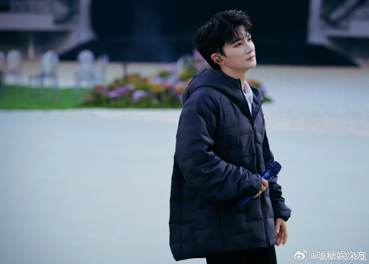 周深红毯像是在拍杂志封面 今天周深的红毯造型真是让人目不转睛！复古宫廷风的高定礼