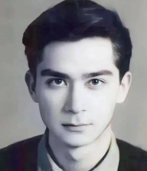 [微风]1963年，中国石油专家王德民教授因为长得太帅，被很多女生倒追，他却不胜