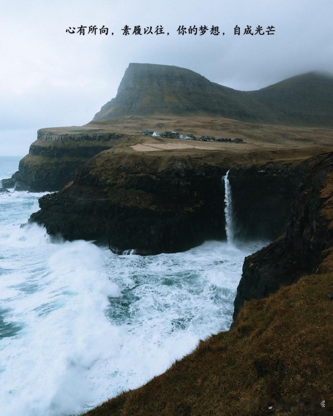 城市里从不缺梦想，但哪个是你的？
 
凌晨五点的地铁口，早餐摊主正掀开冒着热气的