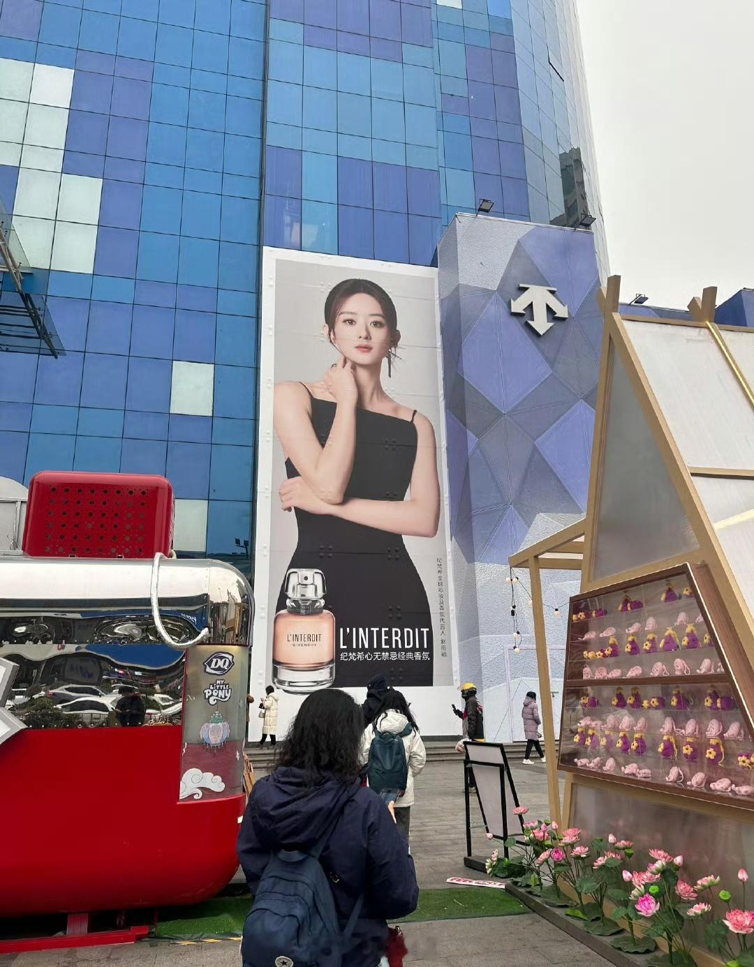 赵丽颖纪梵希西安赛格大地广！！！好美好美 