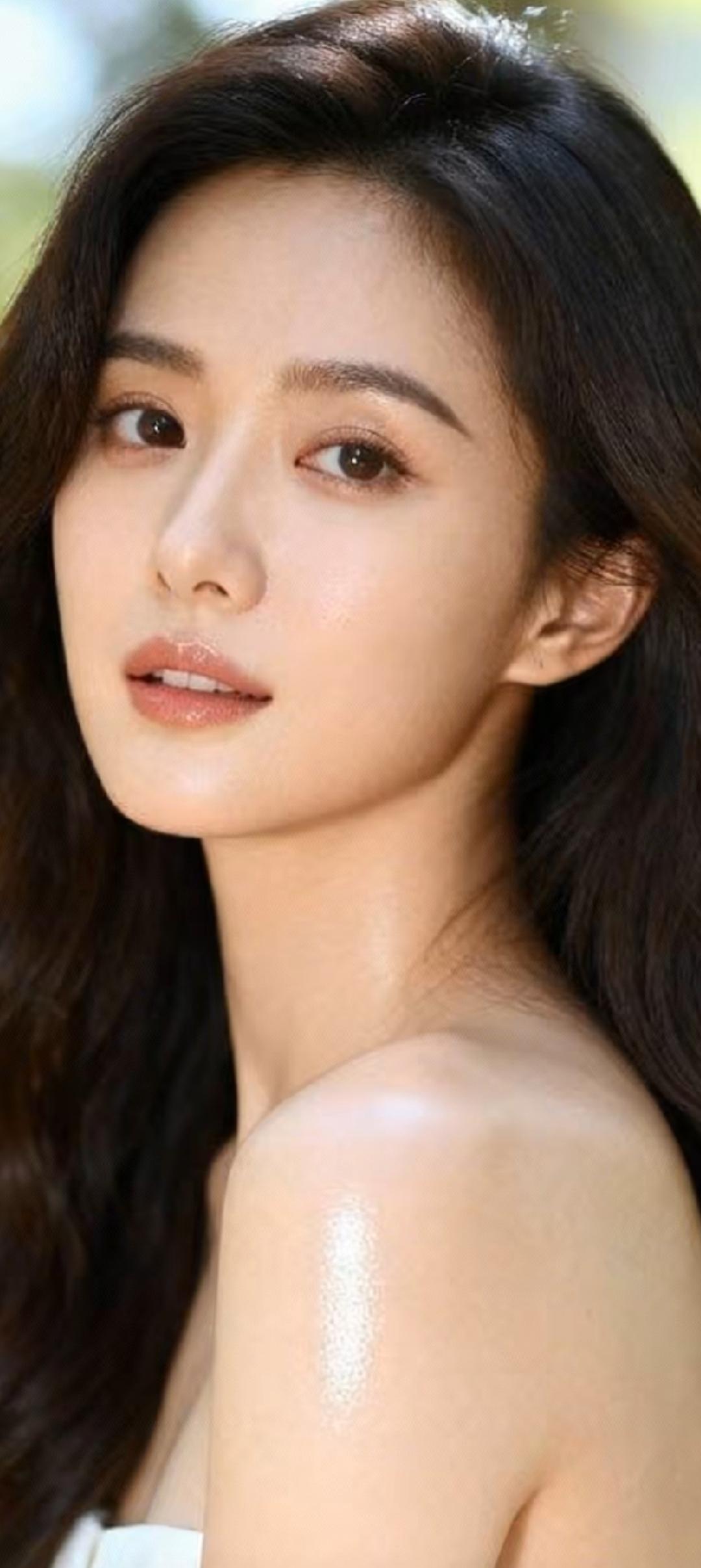 温柔甜美的少女，白皙光滑的肌肤，散发着自然的光泽。