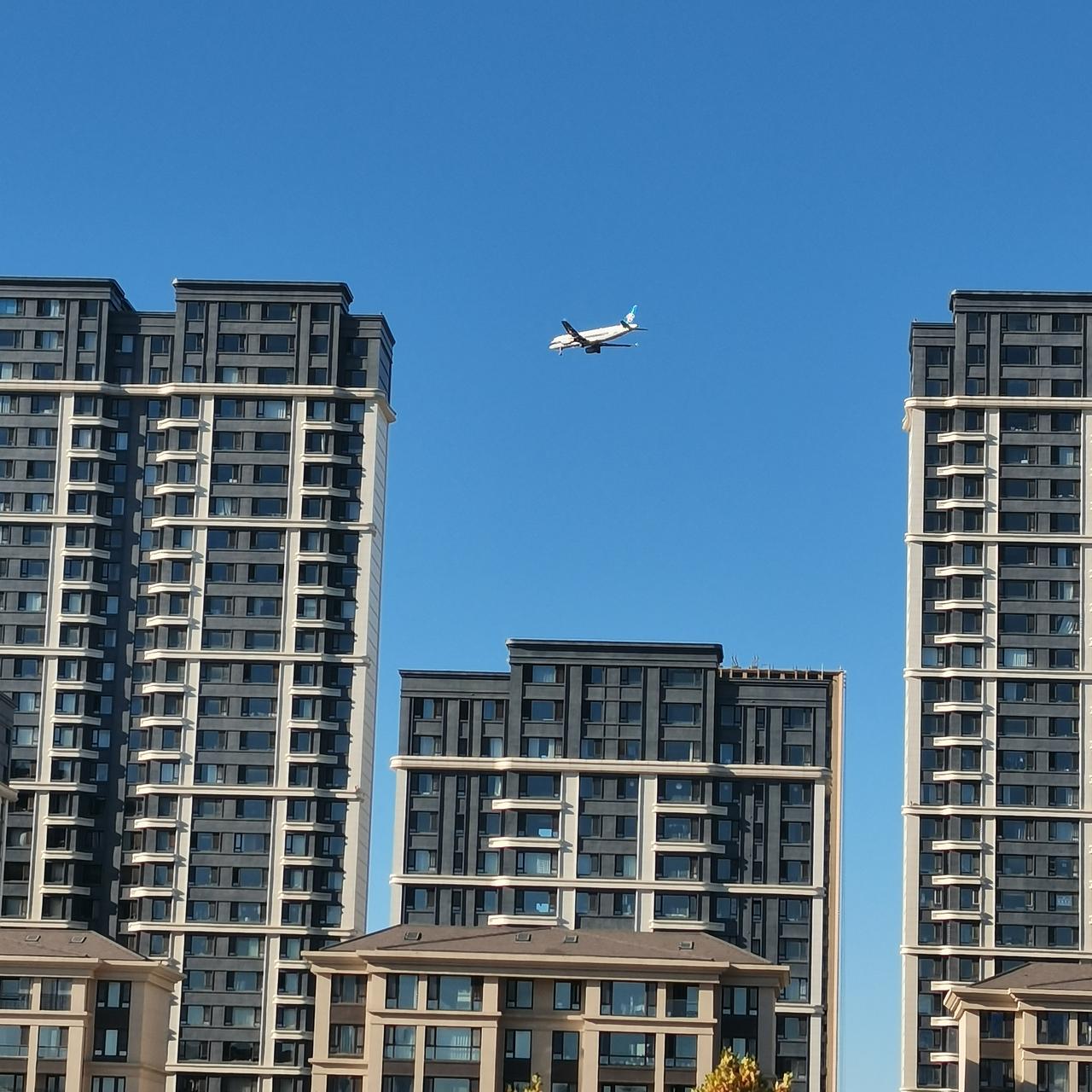 “天 空 的 浪 漫”

城市的高楼大厦，
就像排队站岗的士兵
头顶是干干净净的