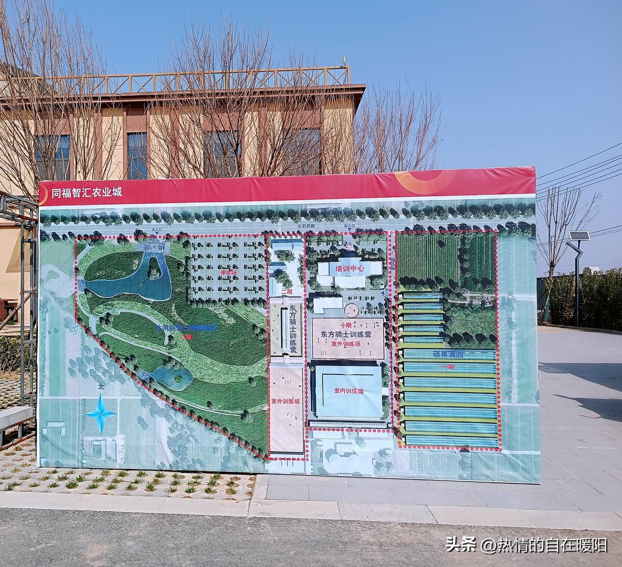 春暖花开，正是遛娃好时节！每天带着小孙子出去转转，晒晒太阳、看看风景，他玩得可开