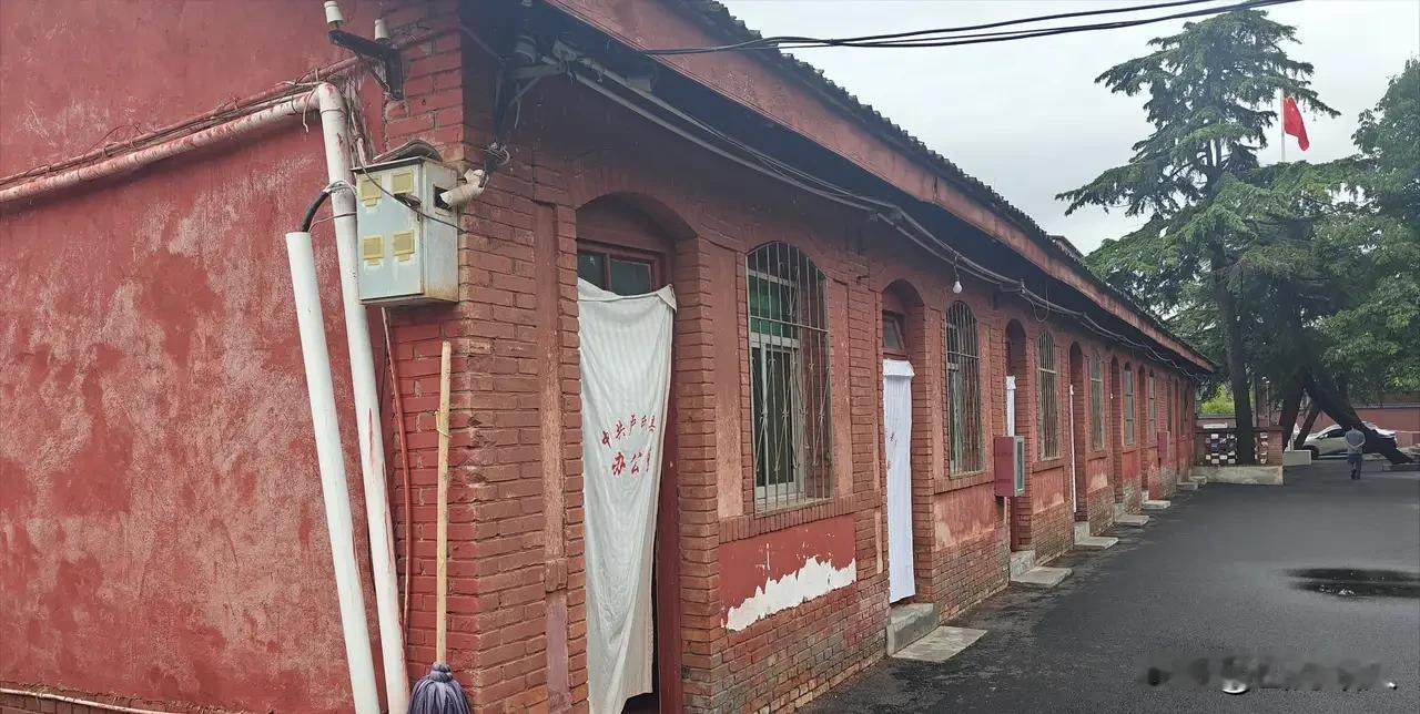 69年不拆不建！河南卢氏县委大院守住的不止老平房，更是最暖的民心。

 
在全国