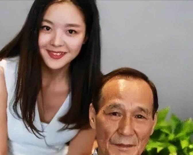 1984年，陈惠敏带着怀孕的妻子去参加宴会，碰见新义安的苏龙，苏龙一脚踢过去，陈