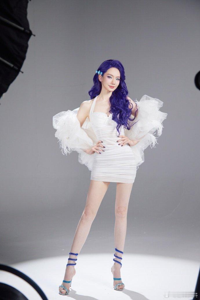 #戚薇珍奇cos#戚薇珍奇cos，紫发吊带裙好美，小马谷的梦幻派对蓄势待发，就等