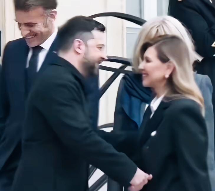 泽连斯基和妻子叶莲娜这是秀恩爱，撒“狗粮”吗？
两人脸上都是满脸笑容，这是秀了一