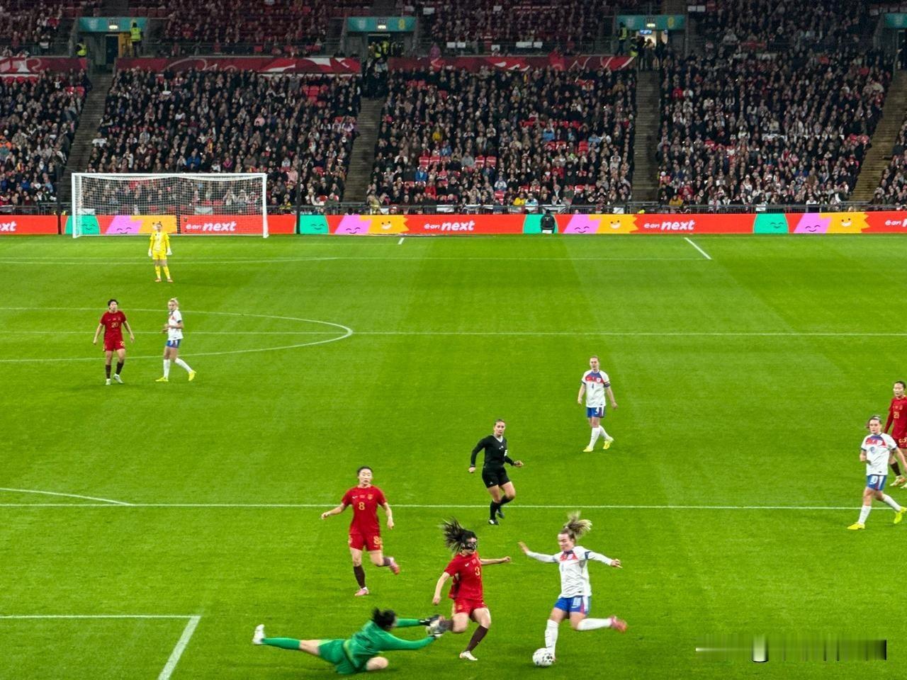 11月30号，中国女足在温布利大球场踢友谊赛，0-8惨败英格兰女足，平了队史最惨