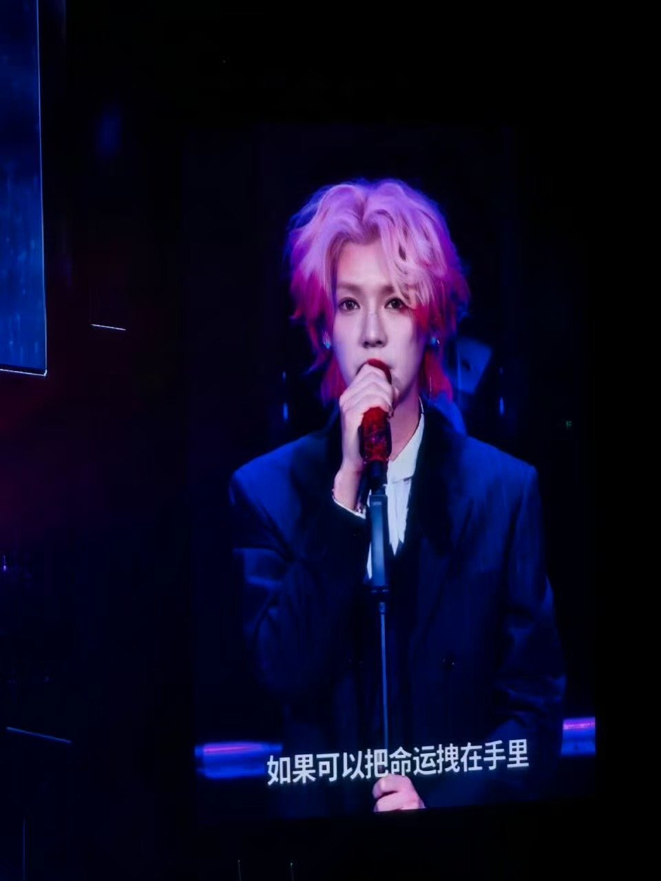 鹿晗演唱会西装造型鹿晗条纹西装look 鹿晗演唱会西装造型 ​​​