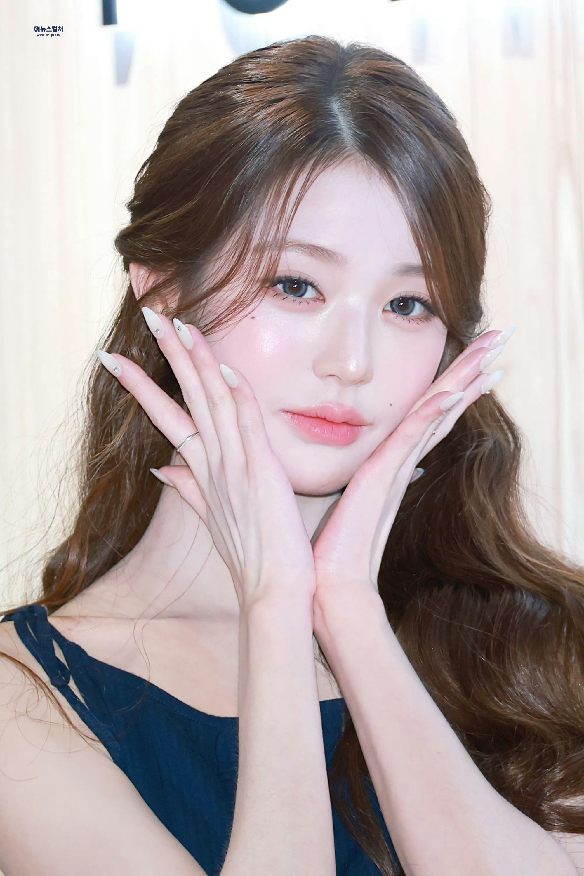 所有人感受卵仙仙的新闻图力量……世界上怎么会有这么完美的五官，这么晶莹的皮肤张元